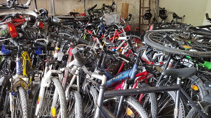 POL-SE: Wedel - Eigentümer gestohlener Fahrräder gesucht