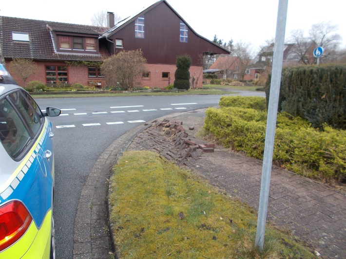 POL-CUX: Verkehrsunfallflucht ++ Volltrunken auf dem Fahrrad ++ Verletzte bei Auffahrunfall