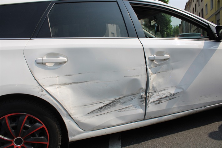 POL-HA: Drei Personen bei Autounfall leicht verletzt