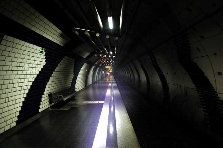 FW-E: Kabelbrand in U-Bahn-Tunnel Linie U11/U17, Bahnhof Karlsplatz geräumt, U-Bahn-Verkehr eingestellt