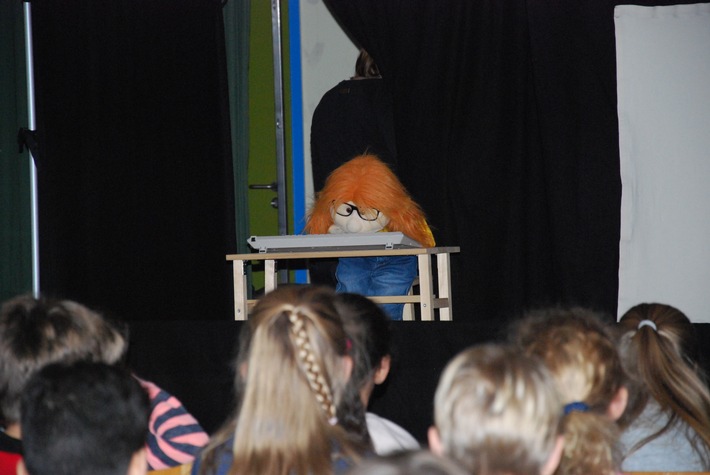 POL-GOE: Aktionstag zum "Safer Internet Day": Die Polizei Göttingen in der Heinrich-Grupe-Schule in Rosdorf