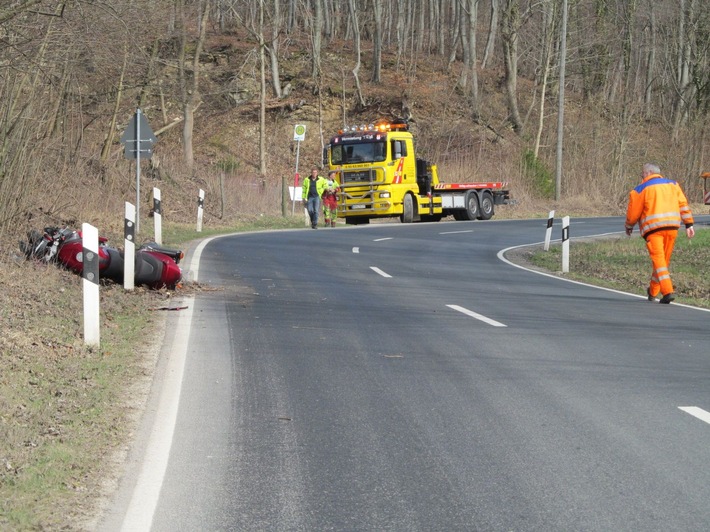 POL-HOL: Landesstraße 484 - Gemarkung Holzen: Kradfahrer auf Ölspur ausgerutscht  - 62jähriger kam mit leichten Verletzungen davon -