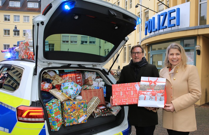 POL-OS: Wenn die Rentiere Ruhe benötigen, dann kommt der Weihnachtsmann eben mit Blaulicht - Polizei Osnabrück macht Herzenswünsche wahr