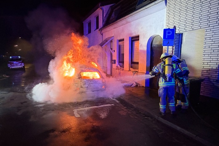 Feuerwehr Goch: Brandstiftung: PKW-Brand droht auf Wohnhaus überzugreifen