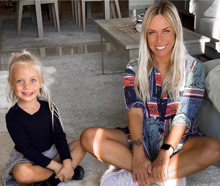 Influencerin Julia Holz zählt zu den Top 50 "Mama-Bloggern" in Deutschland / Julia Holz und Tochter Daliah / Weiterer Text über ots und www.presseportal.de/nr/148829 / Die Verwendung dieses Bildes ist für redaktionelle Zwecke honorarfrei. Veröffentlichung bitte unter Quellenangabe: "obs/joom media & consulting OHG/Julia Holz"