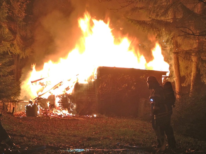 FW-OE: Ferienhaus in Attendorn-Eichen komplett abgebrannt
