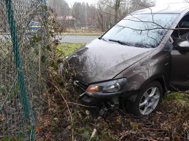 POL-CUX: Verkehrsunfall aufgrund eines technischen Defekts in der Wingst - Fahrzeugführerin leicht verletzt (Foto im Anhang)