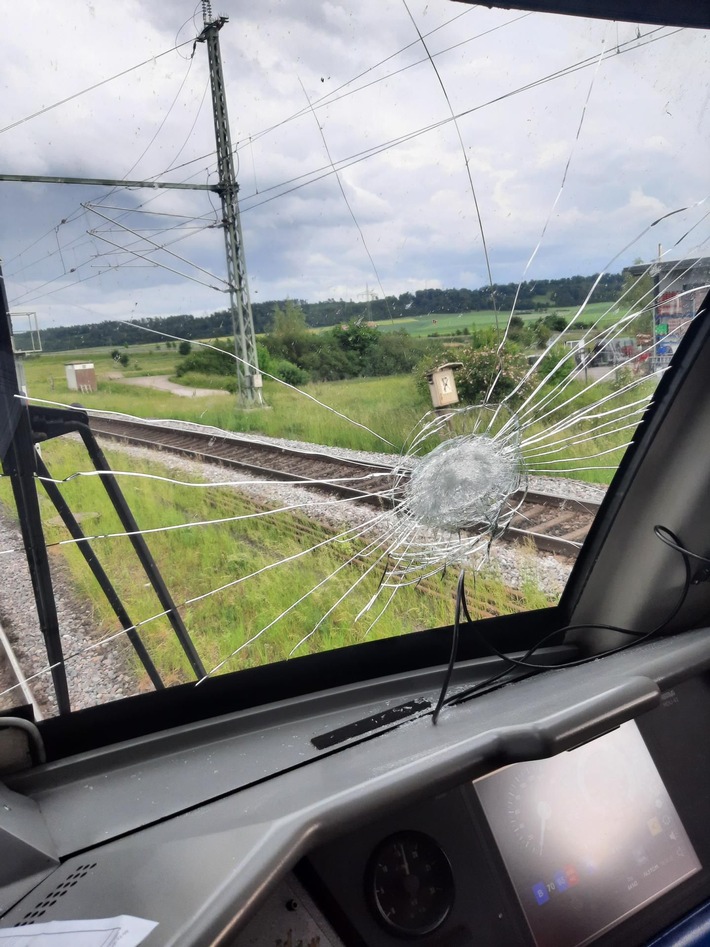 POL-MFR: (573) Stein auf Frontscheibe eines fahrenden Güterzugs geworfen - Ansbacher Mordkommission sucht Zeugen