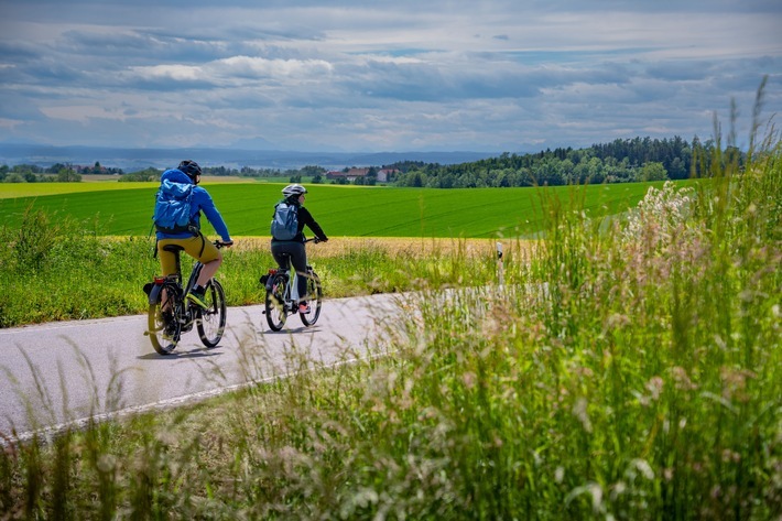 Sanfter Sport und perlendes Thermalwasser vereinen sich im Bayerischen Thermenland. Die Region liegt im Dreieck Passau, Regensburg und Landshut. Weite Ausblicke, Flusslandschaften und regionale Kulinarik verwöhnen die Sinne. Die natürliche Gesundheitsquelle für Körper und Seele ist das heilsame Thermalmineralwasser der fünf Heil- und Thermalbäder Niederbayerns. Himmlisch radfahren ist das Motto der Niederbayerntour, die quer durch die Region führt. Darüber hinaus sind viele regionale Radwege bestens beschildert und markiert. / Weiterer Text über ots und www.presseportal.de/nr/133494 / Die Verwendung dieses Bildes für redaktionelle Zwecke ist unter Beachtung aller mitgeteilten Nutzungsbedingungen zulässig und dann auch honorarfrei. Veröffentlichung ausschließlich mit Bildrechte-Hinweis.