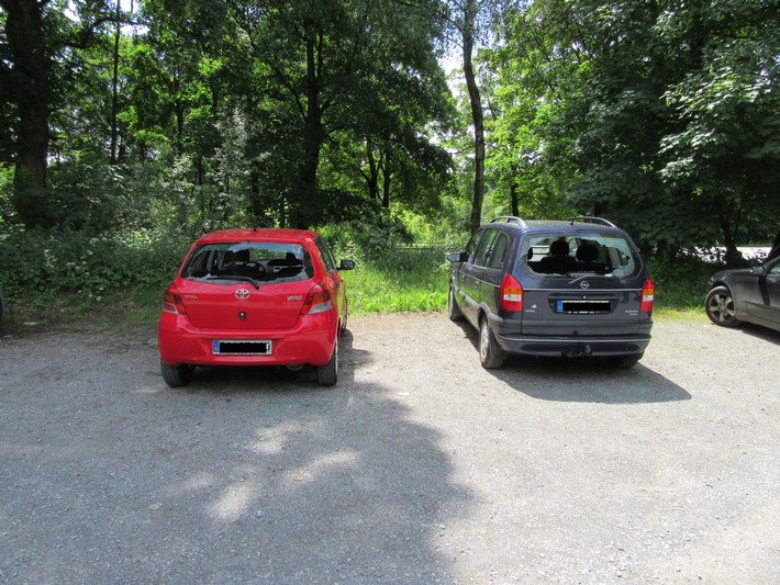 POL-HOL: Holzminden/Silberborn, Parkplatz zum Torfmoor

PKW-Heckscheibe am helllichten Tage herausgehebelt und Kofferraum durchwühlt