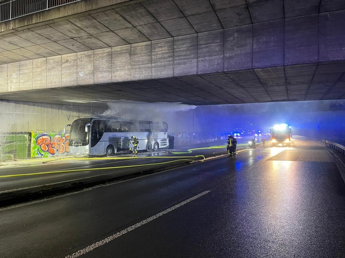 FW-BN: Vollbrand eines Reisebusses auf der Autobahn 565 - 16 Reisende blieben unverletzt.