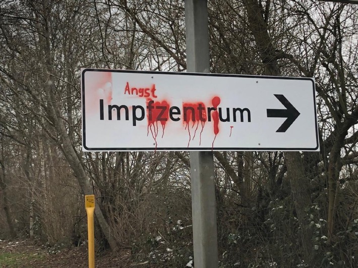 POL-CUX: Unbekannte beschmieren Wegweiser zum Impfzentrum Cuxhaven +++ Zwei Verkehrsunfälle auf der A 27