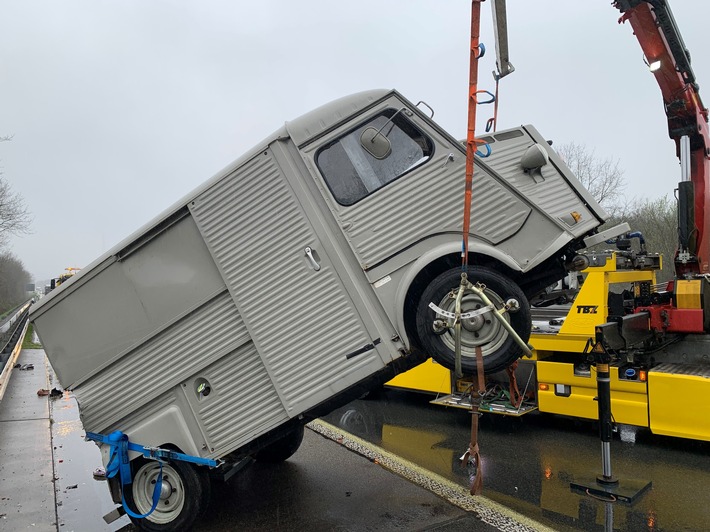 POL-MS: Unfall mit Oldtimer auf der A31 - Aufwändige Bergungsarbeiten