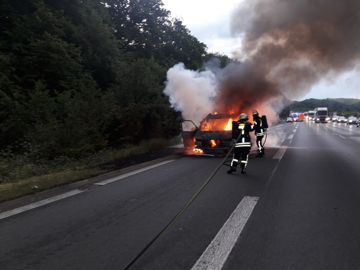 FW-EN: Brennt Kleinbus auf der Autobahn