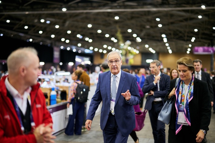 WorldSkills 2024 : le Conseiller fédéral Guy Parmelin se mêle aux supporters suisses