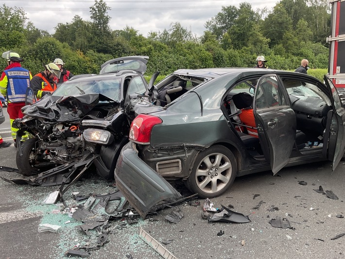 FW-DO: Verkehrsunfall auf der A45 mit drei Fahrzeugen und vier Verletzten