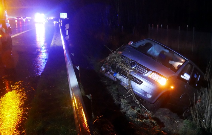 POL-ROW: ++ Drei Schwerverletzte bei Unfall auf der Hansalinie A1 - Polizei sucht Zeugen ++ Junger Fahrer verunglückt im Porsche auf der Autobahn ++ Trunkenheitsfahrt endete am Straßenbaum ++