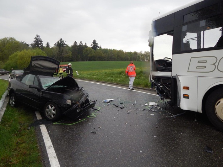 POL-PDKO: Pressemeldung der PI Simmern vom 10.05.2016 - Verkehrsunfall mit Schulbus