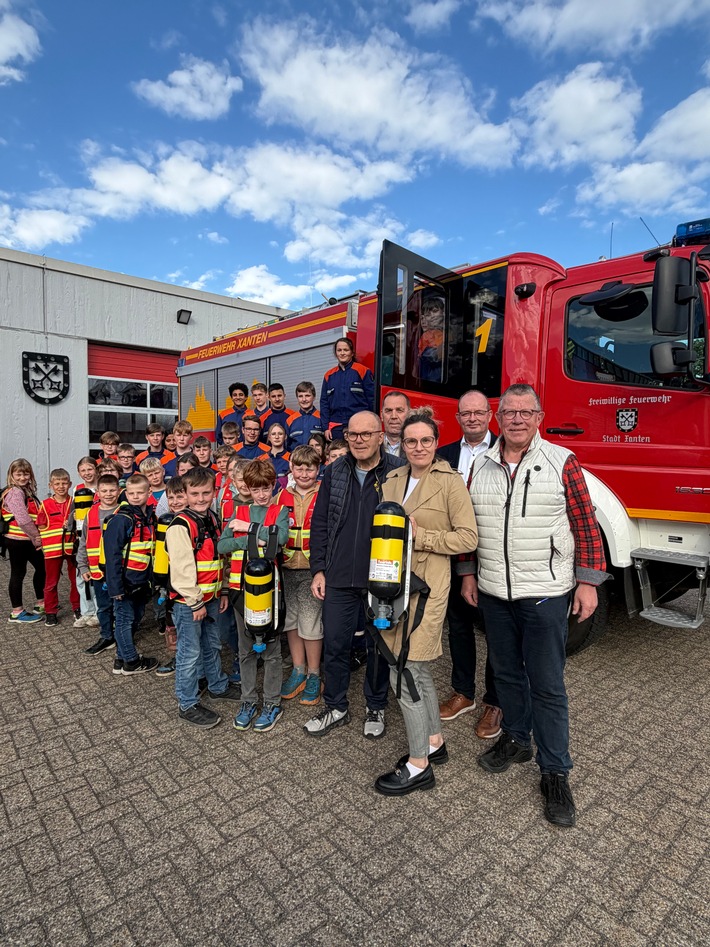 FW Xanten: Übergabe von Atemschutzflaschen-Attrappen an die Kinder- und Jugendfeuerwehr