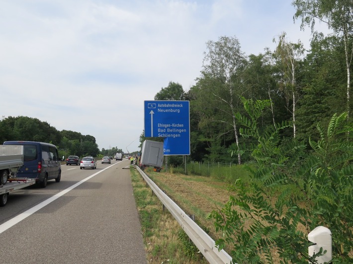 POL-FR: Efringen-Kirchen / A5: Lkw stößt gegen Verkehrsschild