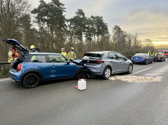 FW Alpen: Verkehrsunfall mit vier beteiligten Pkw auf der A57