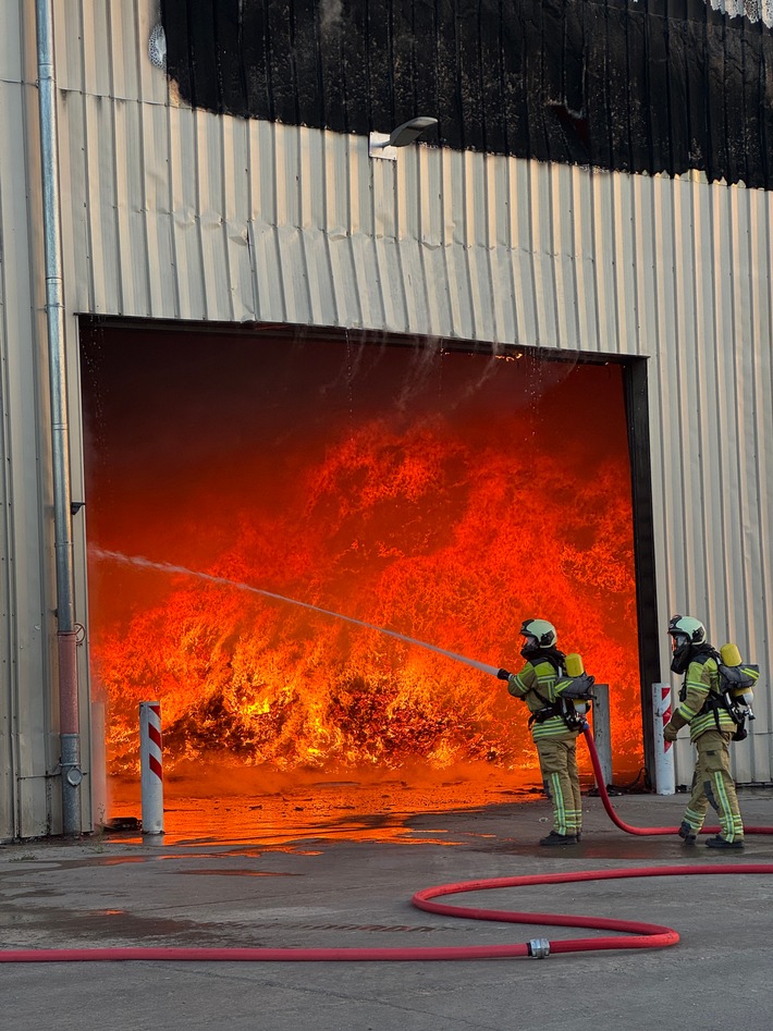FW Dresden: Großeinsatz der Feuerwehr Dresden - Brand in Recyclingunternehmen