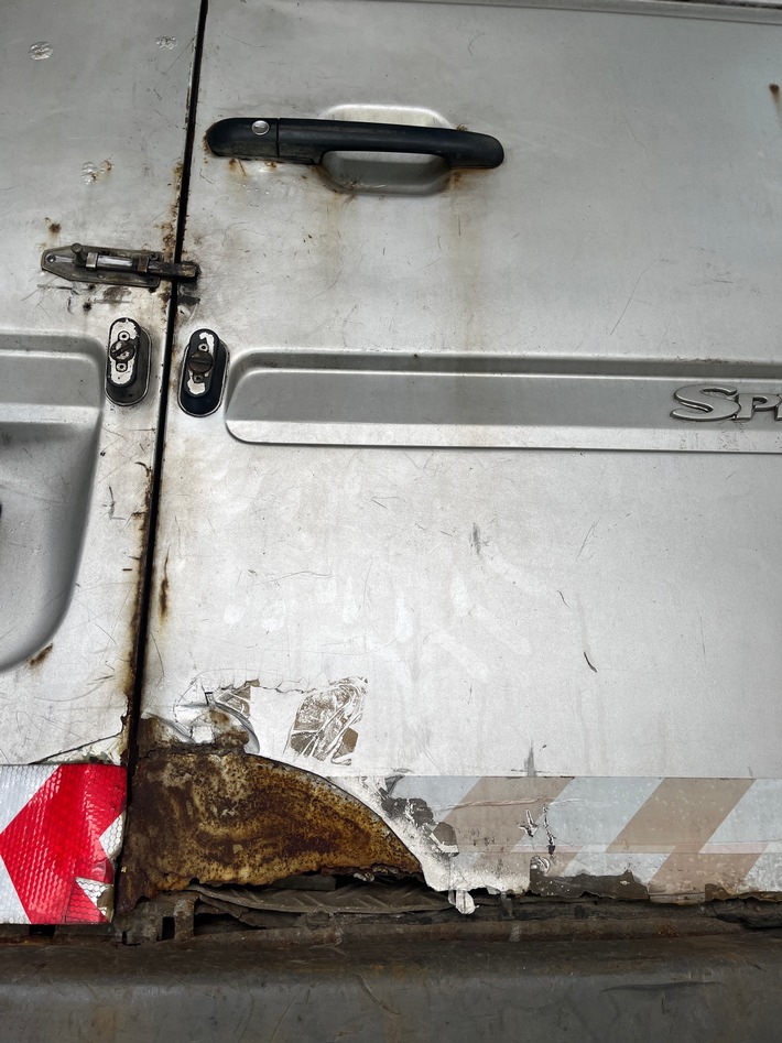 POL-UN: Schwerte - Verrostetes Schrottsammlerfahrzeug aus dem Verkehr gezogen
