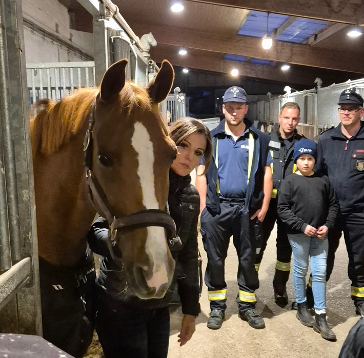 FW Schalksmühle: Feuerwehr trifft Pferd