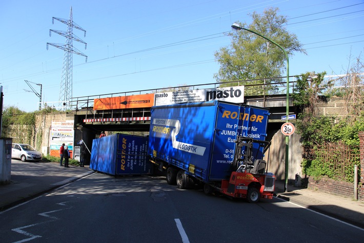 FW-E: LKW mit Anhänger touchiert Eisenbahnbrücke, Fahrer leicht verletzt