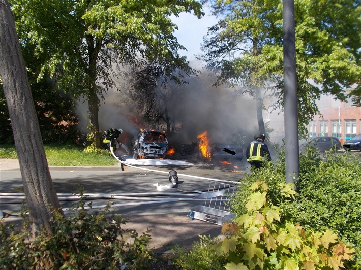 POL-MI: Autos werden Raub von Flammen