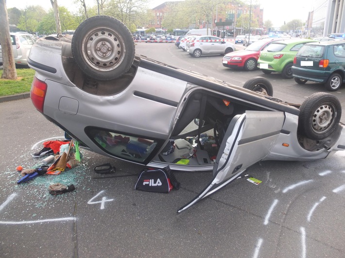 POL-DN: Überschlag auf dem Parkplatz