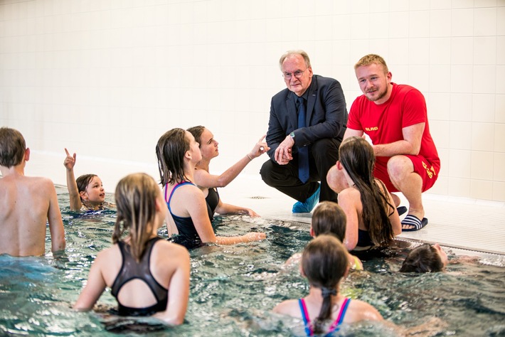 Sachsen-Anhalts Ministerpräsident Dr. Reiner Haseloff zu Besuch bei den KINDERREISEN der DEUTSCHEN FERNSEHLOTTERIE in Magdeburg