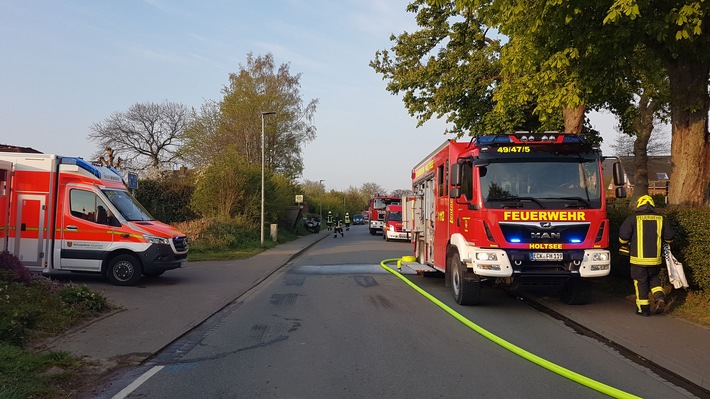 FW-RD: Hausbewohner bei Brand schwer verletzt In der Wohnsiedlung Kastanienhof, in Holtsee, kam es Heute (27.04.2020) zu einem Feuer bei dem eine Person schwer verletzt wurde.