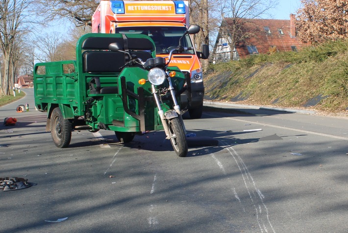 POL-MI: Dreirädriges Kleinkraftrad stürzt bei Unfall auf die Seite - Fahrer schwer verletzt