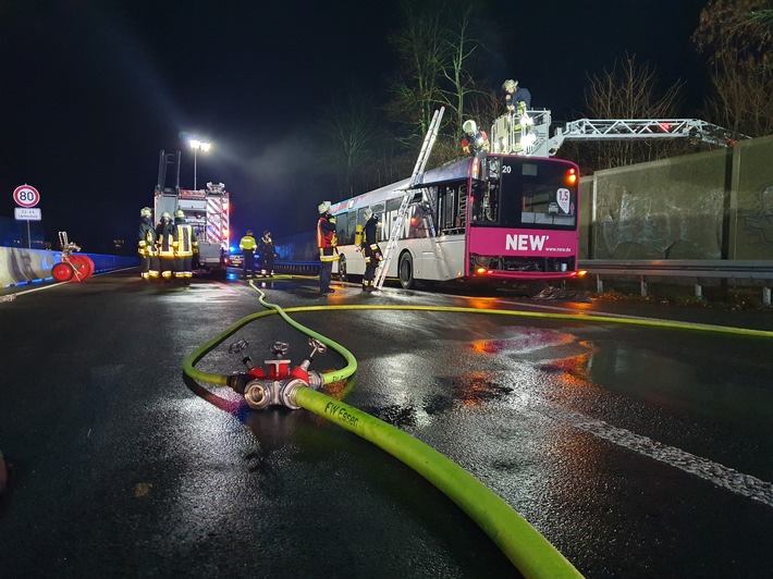 FW-E: Busbrand - keine verletzten Personen