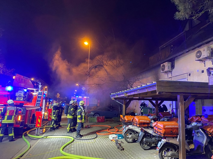 FW-MH: Brand in einer Postverteilerzentrale verursacht Großeinsatz der Feuerwehr Mülheim.