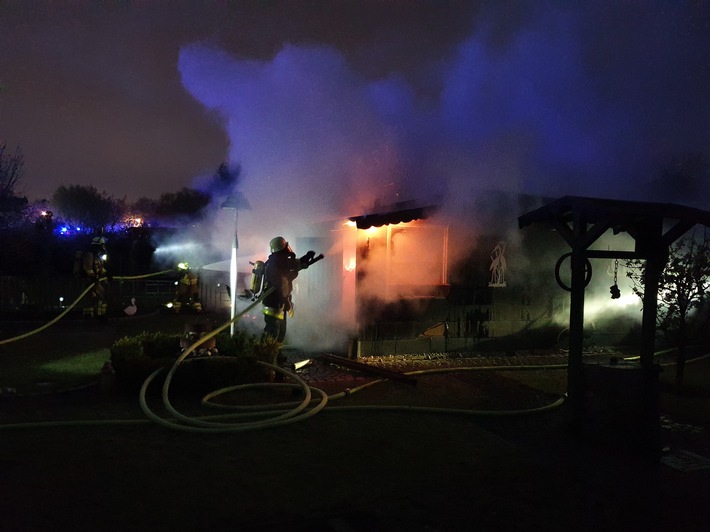 FW-E: Gartenlaube geht in Flammen auf - keine Verletzten