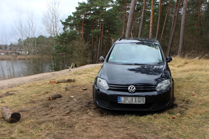 POL-PB: Am Habichtsee mit Golf festgefahren - Polizei sucht Zeugen