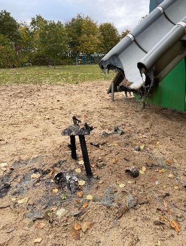 POL-SE: Henstedt-Ulzburg - Gemeinschädliche Sachbeschädigung - Unbekannte Täter zünden Kinderrutsche auf Spielplatz an - Polizei bittet um Zeugenhinweise