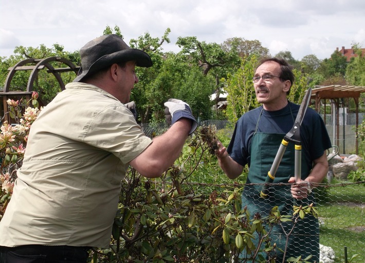 Krieg am Gartenzaun: "Nachbar gegen Nachbar" ab Montag, 13. August 2012, um 18.00 Uhr in SAT.1 / Neue Folgen von "Schicksale" um 17.30 Uhr (BILD)