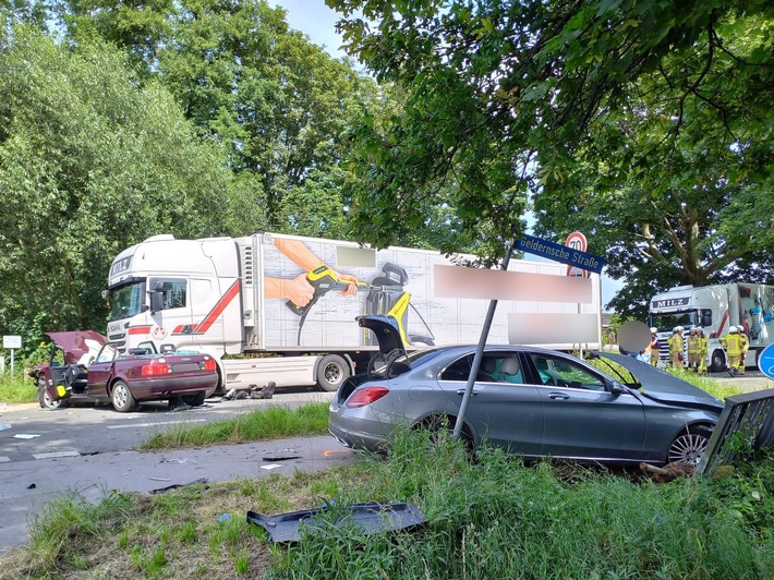 FW Rheurdt: Verkehrsunfall zwischen Laster und zwei Autos: zwei Verletzte