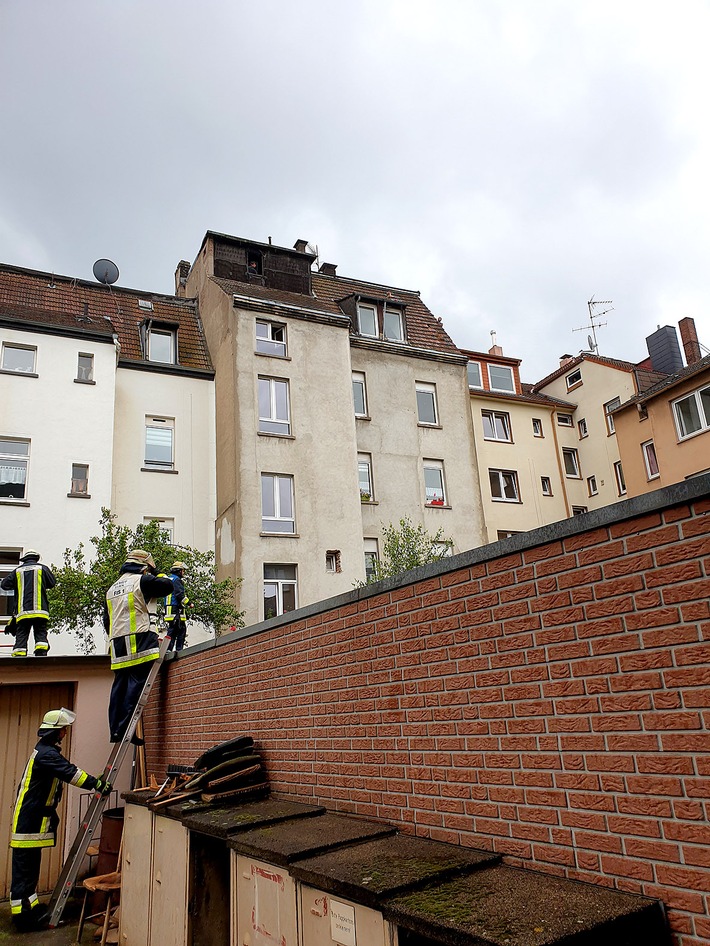 FW-E: Dramatische Rettungsaktion aus etwa 15 Metern Höhe, sechsjährigen Jungen vom Dach gerettet