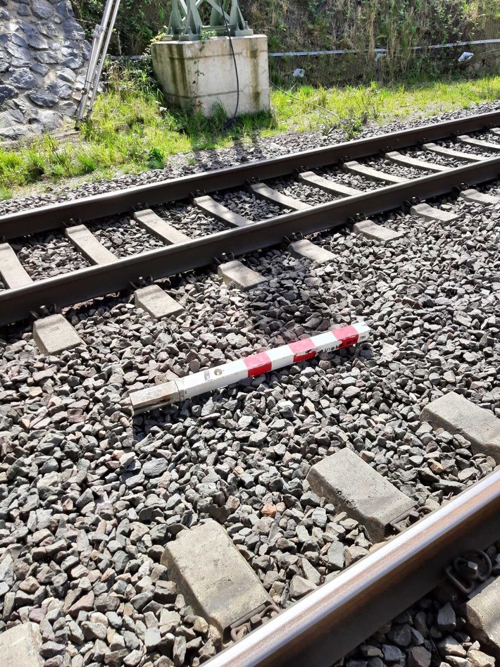 BPOL NRW: Bundespolizei ermittelt in Sachen gefährlichen Eingriffs in den Bahnverkehr - Absperrpfosten wurde von unbekannten Personen auf die Gleise gelegt