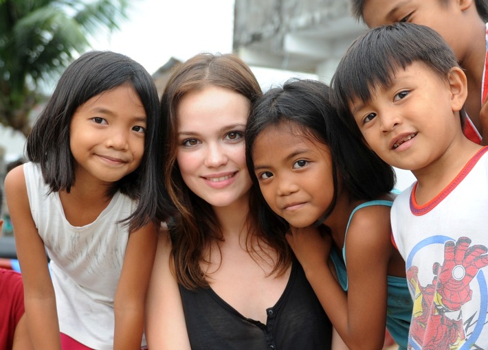 Emilia Schüle: &quot;Zeit, über unsere Grenzen hinauszuschauen&quot; / 
Schauspielerin setzt sich als Botschafterin von Plan International für Mädchen in Krisengebieten ein