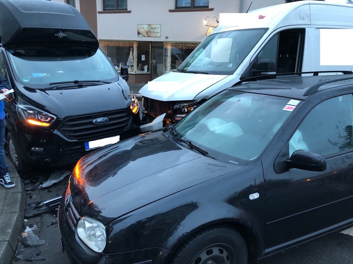 POL-PDWIL: "Das kann man sich mit Fantasie nicht ausdenken", sagt der verantwortlicher Dienstgruppenleiter; kurioser Unfall in Hillesheim endet glücklicherweise nur mit leicht verletzten Personen
