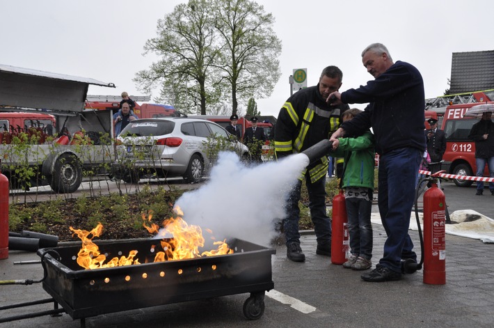 FW-KLE: Maifest und Feuerwehr-Aktionstag in Till-Moyland: "Helden gesucht!"