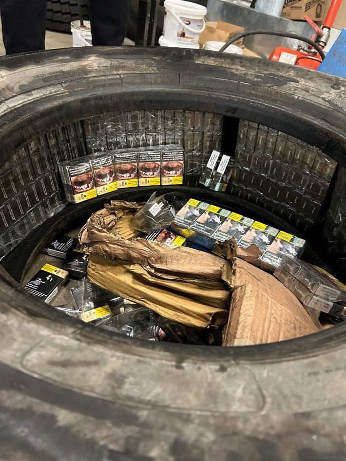 HZA-UL: Zöllner stoppen türkischen LKW mit 25.000 Schmuggelzigaretten in den Reserverädern