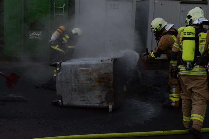 FW-RD: 104 Feuerwehrkräfte bei Feuer in einer Gummiwarenfabrik im Einsatz

In der Helgoländer Straße, bei einer Gummiwarenfabrik kam es heute (22.06.2019) zu einem Feuer.