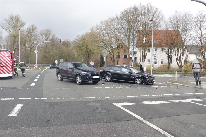 POL-HX: Verkehrsunfall mit einem verletzten Pkw- Fahrer in Brakel