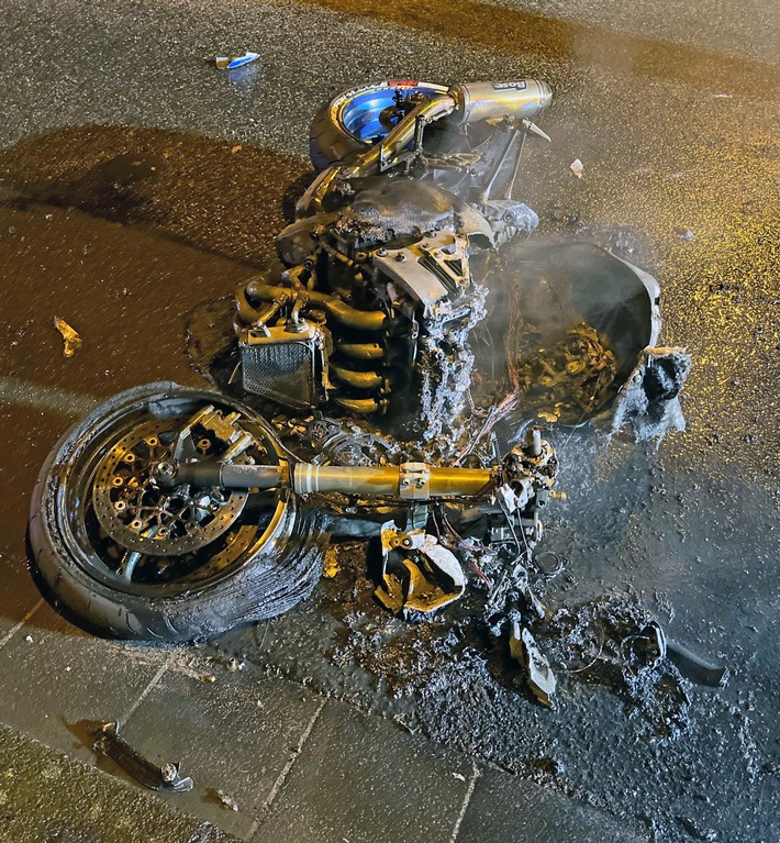 POL-REK: 240718-1: Motorrad fast vollständig ausgebrannt - Zeugensuche